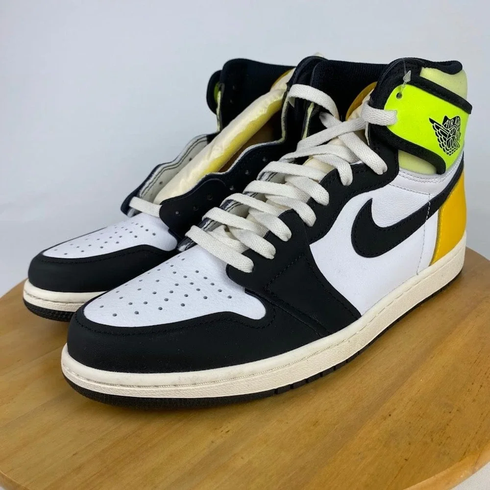 Jordan 1 Retro High OG Mens Size 10 Volt Gold Black White 555088-118 Sneakers